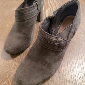 Clarks Artisan Shoes Womens 7.5 Brown Suede Leather Ankle Bootie Boots Side Zip